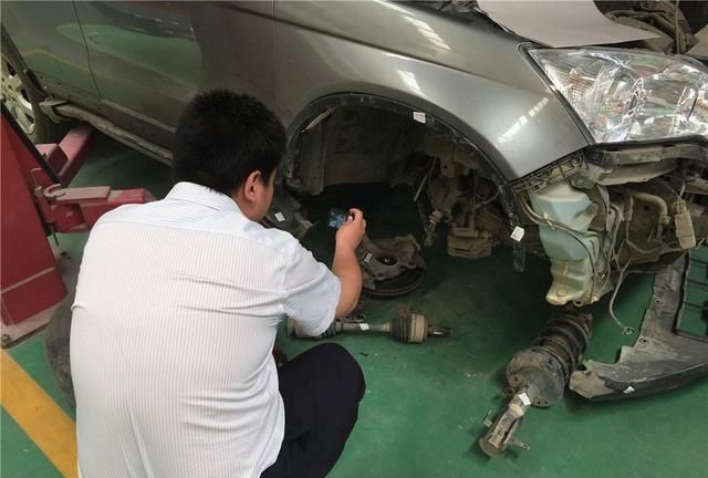 路边停车被撞坏,是先报警还是先叫保险?顺序出错,一分都不赔