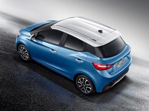 6万出头买辆五座轿车，6块钱可以跑100公里，标配抬头显示