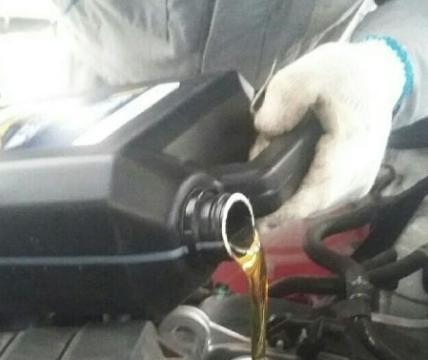 机油1万公里换一次也没事？修车工：糟蹋车，换机油要记清这点