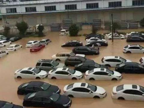 新车泡在水里也“不管”，车主什么心理？定损员：神人