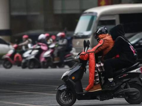 为啥你的电动车60公里就没电？再这样充电，电瓶就废了！