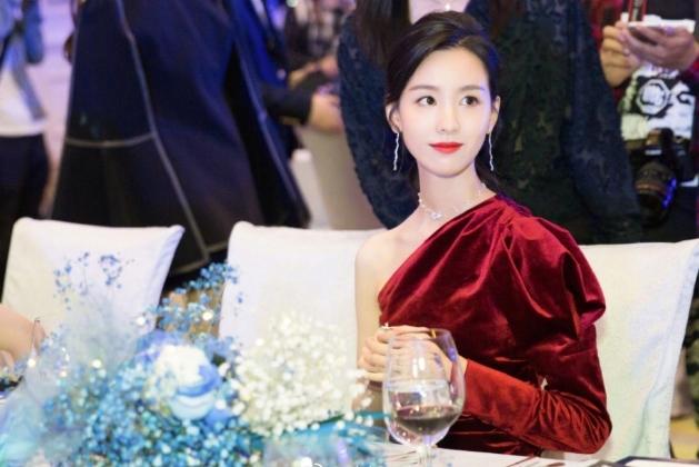 演技颜值一流,一身红裙撞脸刘诗诗|奶茶妹妹|陈都灵|红裙_新浪新闻