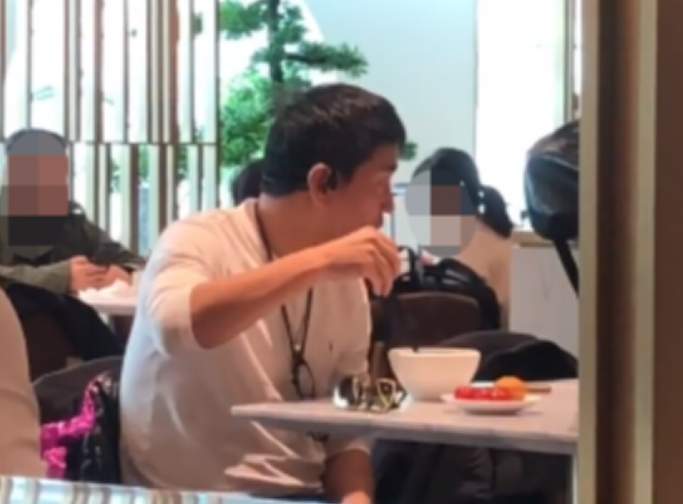 48岁沙宝亮机场独自吃饭，打扮邋遢成“路人”， 无人认出显凄凉