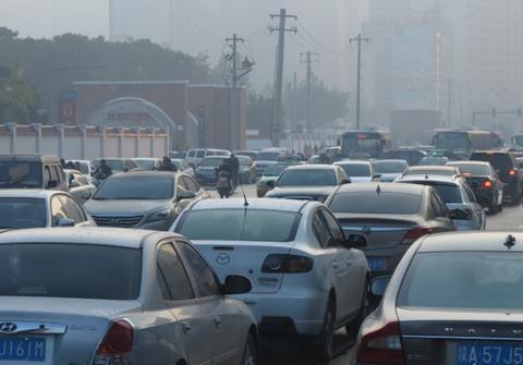 “最严限行”政策来了，国四车上路遭扣，车主：非要把人逼急了