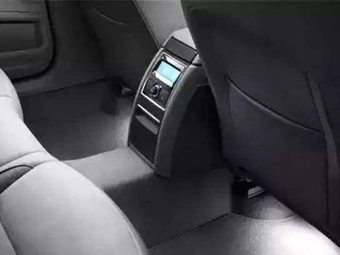 汽车后排为什么会有一个凸起？到底是放什么的？