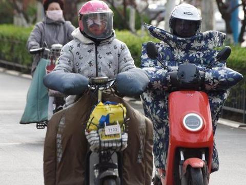 电动车安“挡风被”被罚款？车主气哭：骑电动车的冬天不配出门？