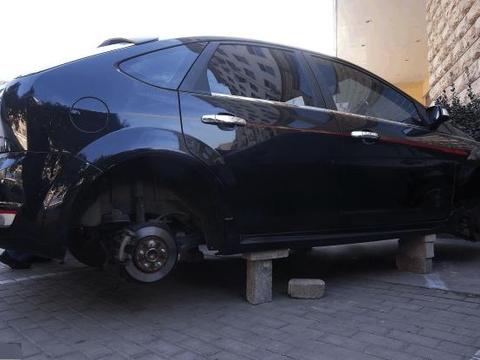 车停路边4个轱辘不翼而飞！车主只能认栽，想不到小偷那么嚣张！