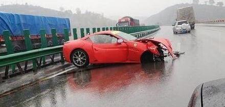 自动驾驶配置&定速巡航功能，在雨雪天气不可以使用哦