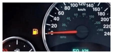 车停楼下一夜没熄火，第二天看到仪表盘，车主：先拍照晒朋友圈