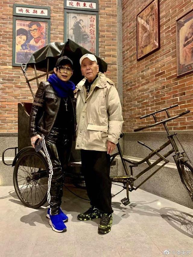 潘美辰为81岁父亲庆生哥哥吸吮手指抢镜 兄妹俩不嫁娶