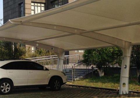 汽车暴晒之后马上这样做，车子才不会受损