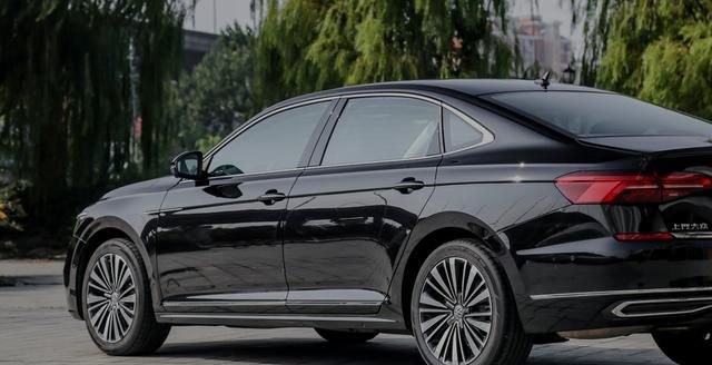 买它的人从不看奥迪A4L!三年不动一扳手,车重1.6吨高速从不飘