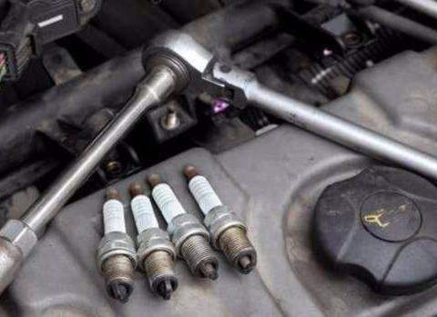 汽车火花塞多久更换一次？老司机：发出这些信号时，要及时更换