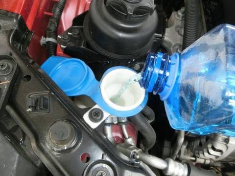 车子玻璃水用完，能用自来水代替吗？