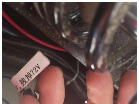 电动车有两个小插头，很多人忽略了，却有着很大的作用！