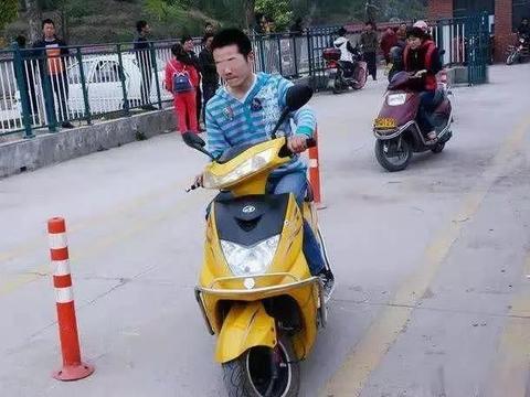 电动车持证上路，费用却让人不满！车主：我走路还不行吗？