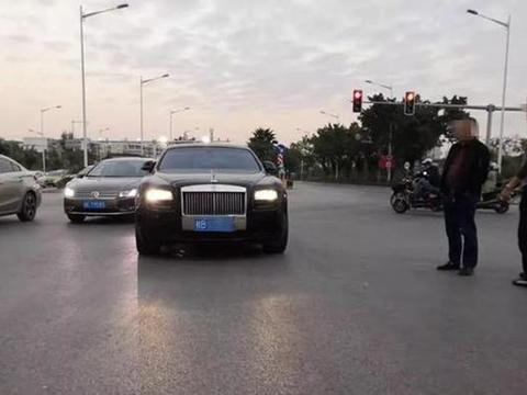 闯红灯撞坏劳斯莱斯，电动车承担了10%车损，这20000元学费值不值