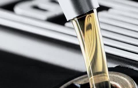 全合成机油是万能机油？1万公里换一次，修车师傅：小心爱车报废