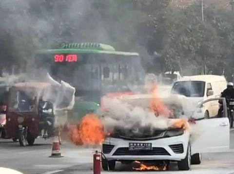 西安一辆吉利新能源新车自燃，后视镜彩条和店内车牌还在