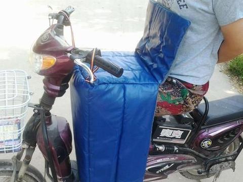 电动车装“挡风被”竟被罚50？车主吐槽：仅是防风也不行？