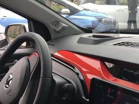 6万出头买辆五座轿车，6块钱可以跑100公里，标配抬头显示