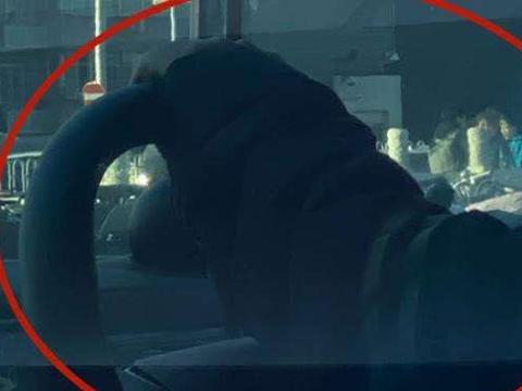 冬天撕开了新能源防寒面具，车主穿着引争议，原因很心疼