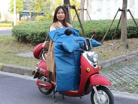 电动车装“挡风被”竟被罚50？车主吐槽：仅是防风也不行？