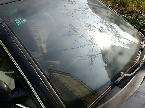 车辆的前挡玻璃雨刮总是刮不干净，这是怎么回事呢？