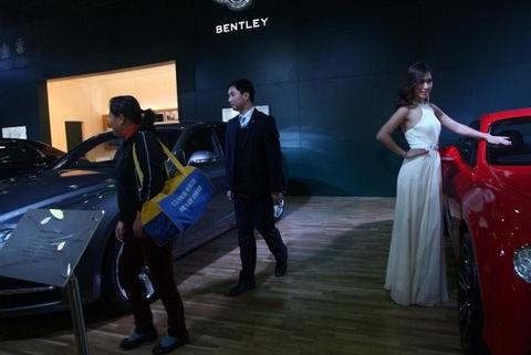 朴素大妈车展买宾利没人理，打开随身的旅行包后，销售人员惊呆了