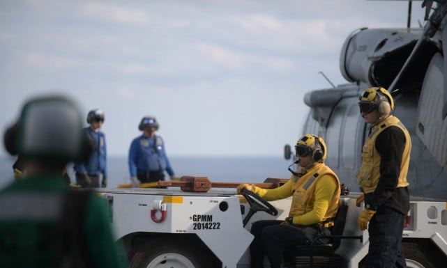 美國海軍一大艦竄到東海，隱形艦載機炫耀武力