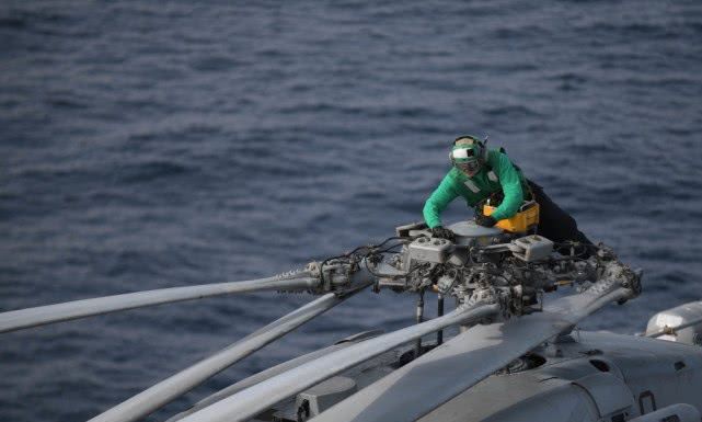 美國海軍一大艦竄到東海，隱形艦載機炫耀武力