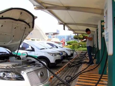 首批新能源车集中“退役”？车主哭诉：10万块的车现在就值3万