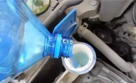 冬季怎样选择玻璃水？注意这几点，不然等着爱车报废吧