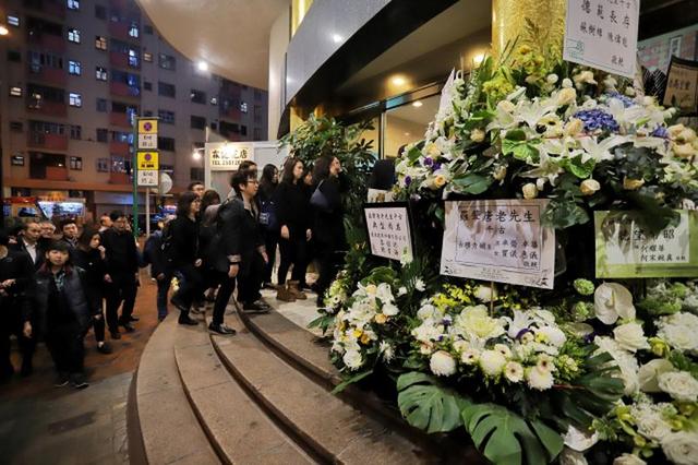 90岁香港富豪罗肇唐葬礼300花牌布满走道,邵美琪任达华到场致哀