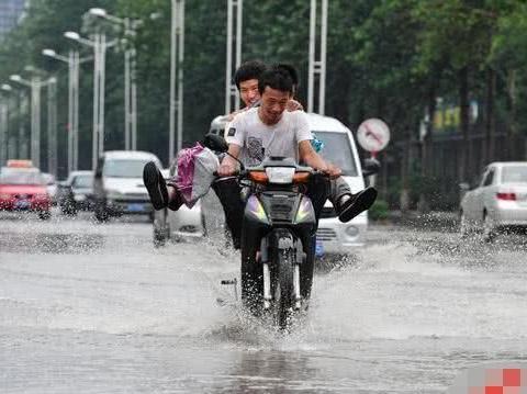 电动车安装挡风被罚50元，车主懵了：这车还咋骑？