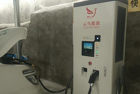 直流充电桩和交流充电桩给电动汽车充电过程中是如何工作的？