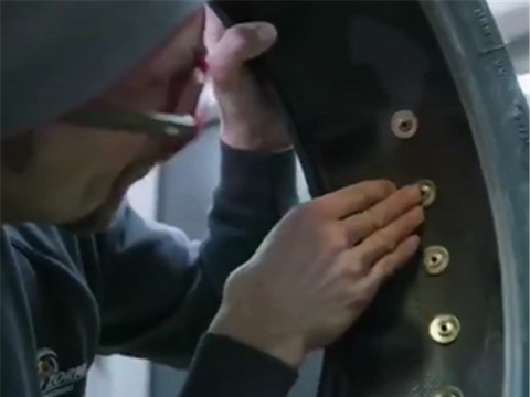 改装“钉子胎”本田摩托车，落地23万，排量999CC，能在雪天骑行