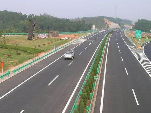 汽车跑高速会造成“负担”？明白人：不仅不伤车，还有这4个好处