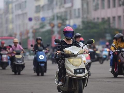 电动车主未戴头盔被罚50，车主反问交警：你们都不戴