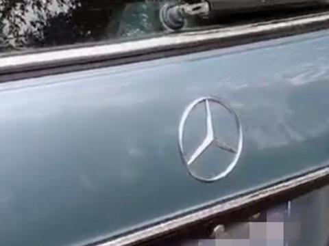 37年前的奔驰旅行车，挂京A牌还能上路，车主不舍得报废一直开