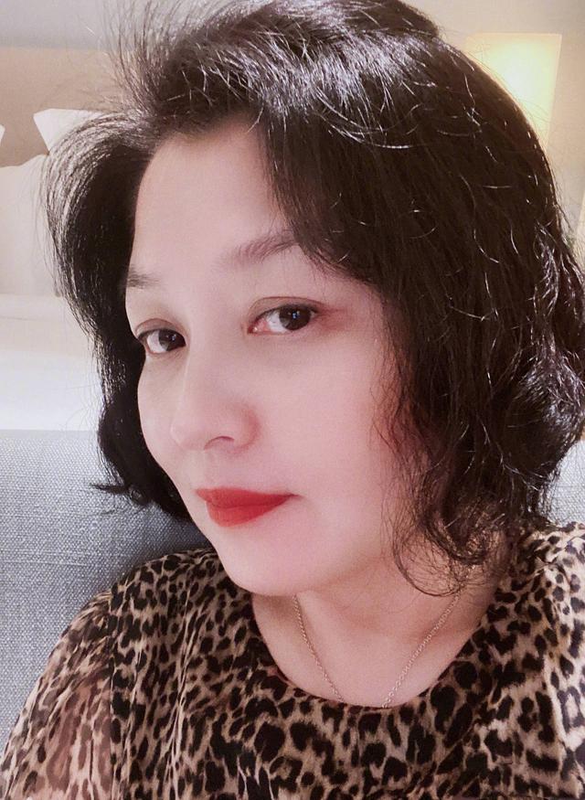 哈文换新发型很满意!染红发涂大红唇,首次晒男发型师年轻又帅气
