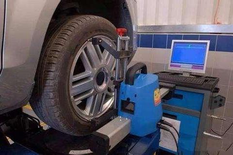 汽车行驶过程中，如果车往一处偏，会有一定危险性