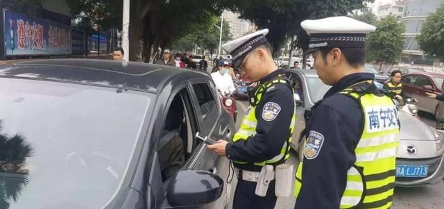 忘带驾驶证,又遇到交警查车怎么办?老司机:别慌张