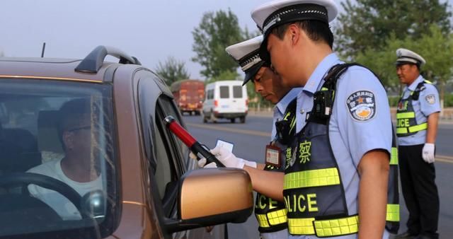 忘带驾驶证,又遇到交警查车怎么办?老司机:别慌张