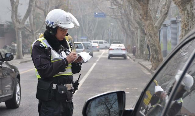 忘带驾驶证,又遇到交警查车怎么办?老司机:别慌张