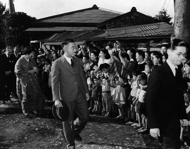 二战后日本老照片,日本女子乘坐丰田,裕仁看望小学生 <wbr>