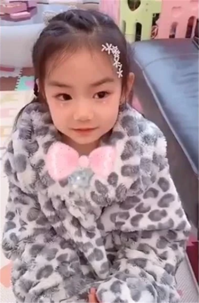 lucky翻白眼照片,lucky表情包动图gif 戚薇晒女儿lucky新年视频,李乐祺越来越像妈妈了