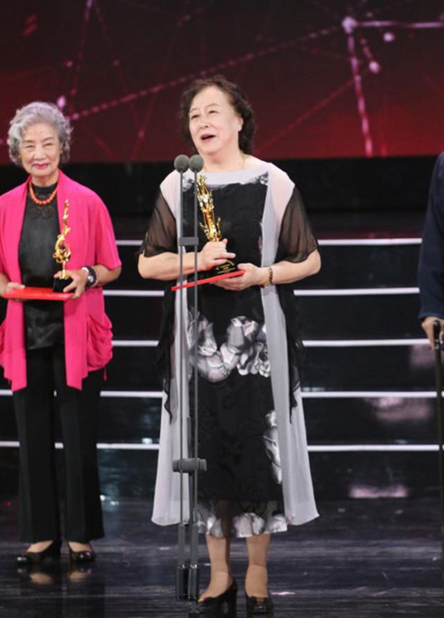 她是达式常首位银幕恋人,成名于《年轻的一代》,女儿是邬君梅