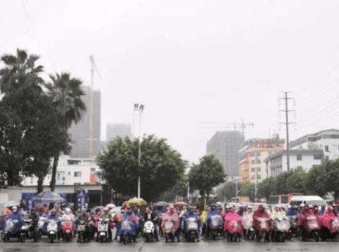 禁止电动车上路能够缓解交通压力吗？骑友冷笑：为啥不禁汽车？