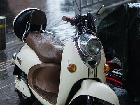 为啥电动车刚充满电，加速时电量却立刻掉2格？老司机为你解答！